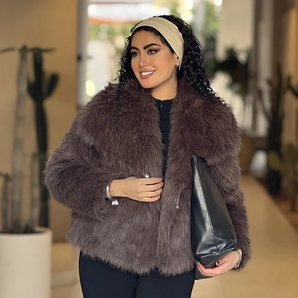 کت پوست یقه دار قهوه‌ای
